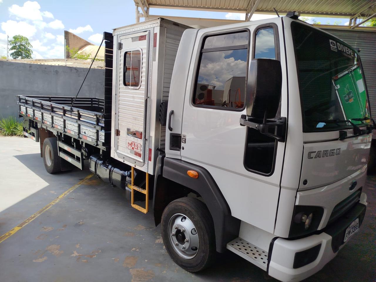 Ford Cargo com Carroceria e Cabine Suplementar