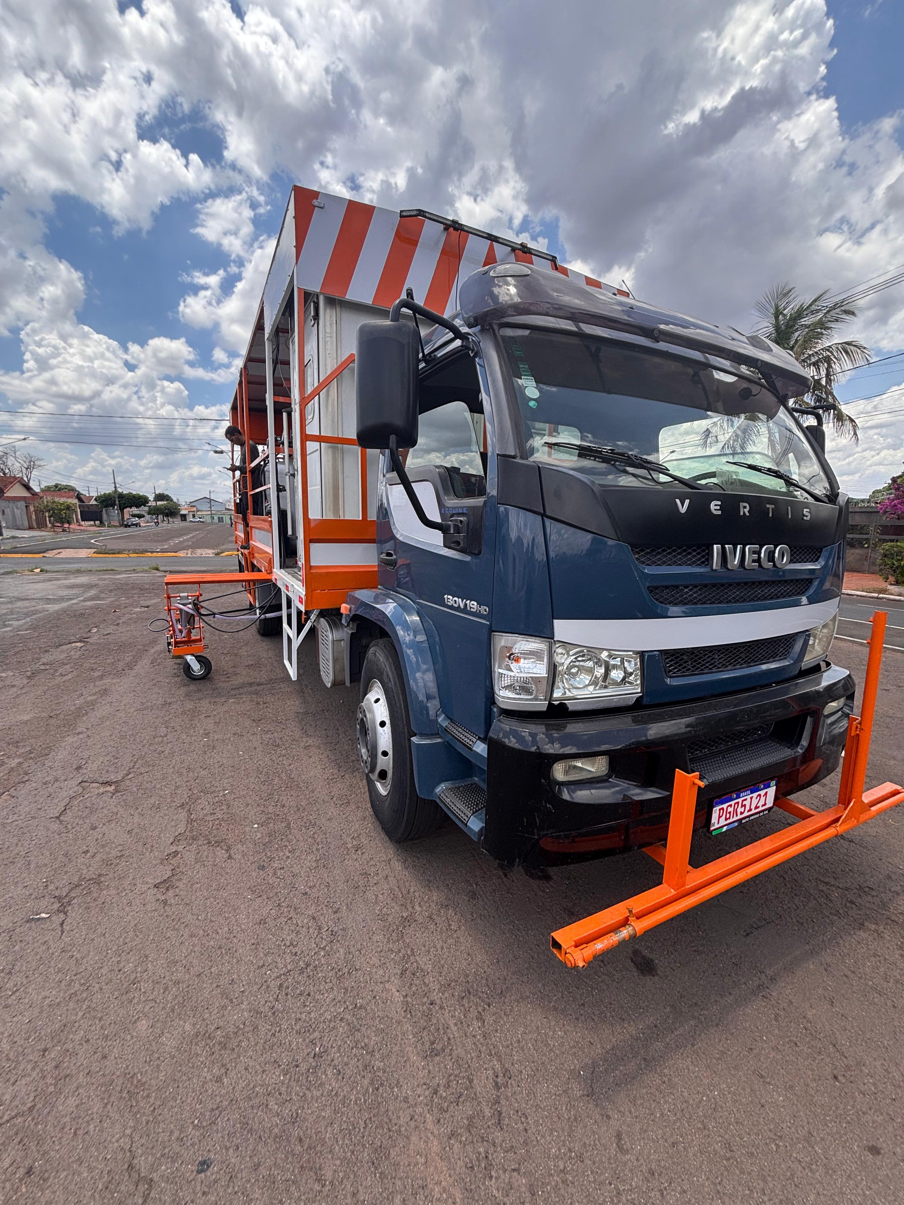 Caminhão Iveco de pintura rodoviária